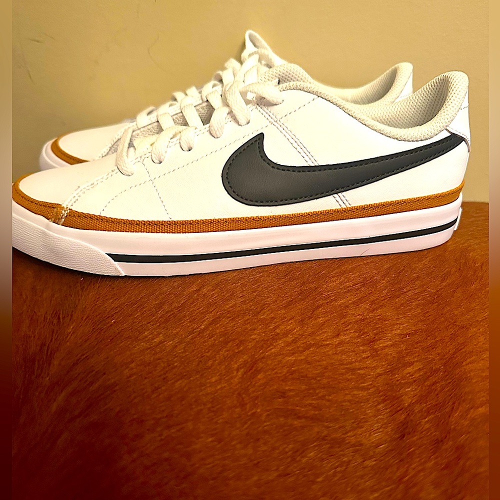 **** KIDS 5 WOMEN’S 7 *****
New Nike white AB’s